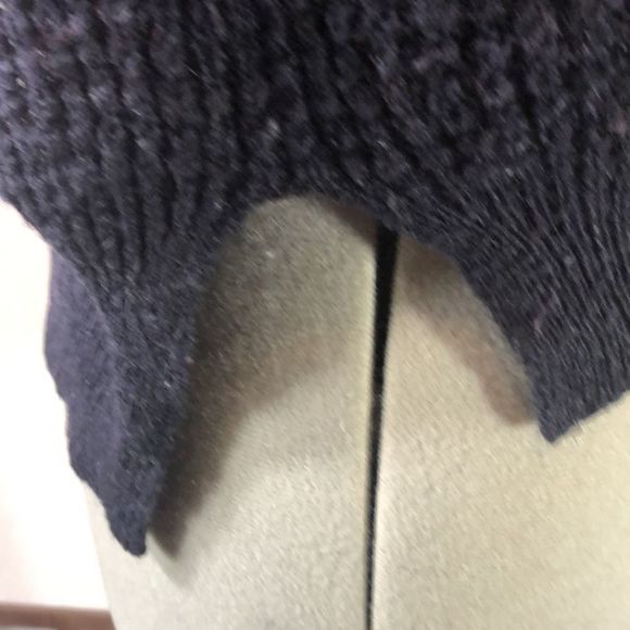 Forever 21 navy nubby sweater size medium, crew neck, longer in back - Picture 5 of 8